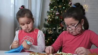 孩子们做圣诞饼干。 <strong>儿</strong>童装饰姜饼人，姜饼为圣诞节庆祝。 <strong>儿</strong>童